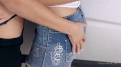 Две лесбиянки в гараже