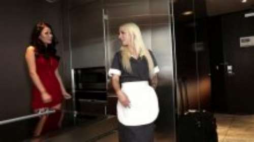 Сексуальная горничная делает массаж хозяйке