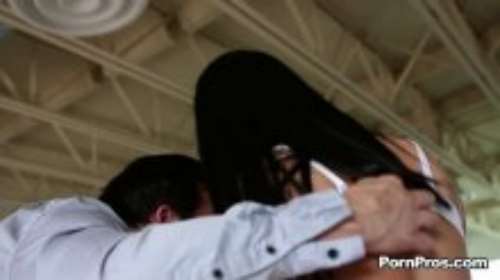 Парень трахает двух брюнеток сразу