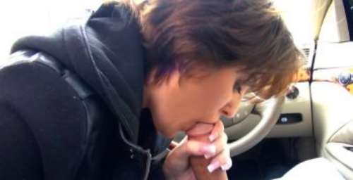 Краля начала сосать прямо в машине