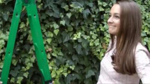 Садовник трахает в попу и ротик красивую брюнетку