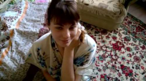 Молодая жена рабыня стоит на коленях и сосет член