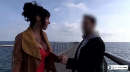 ДВА ПАРНЯ ТРАХАЮТ МЕКСИКАНКУ: телочка с большими дойками дает двум парням