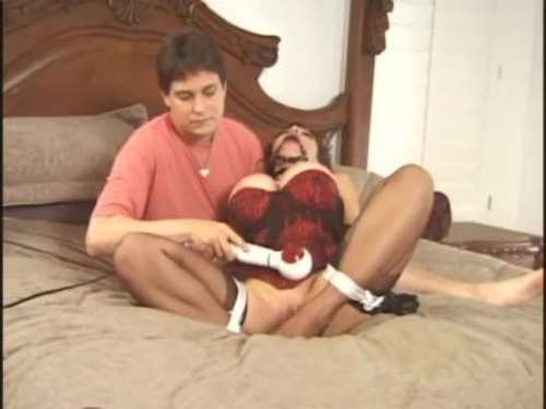 Связанной сисястой девушке ласкают клитор механическим вибратором