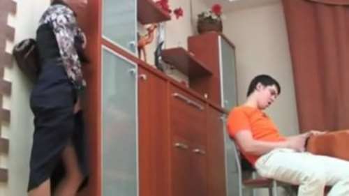 Мать застала сына за дрочкой: русское инцест видео парня со зрелой бабой