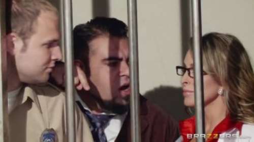 Порно с сисястой медсестрой из Brazzers: у заключенного в лазарете врачиха сосет член