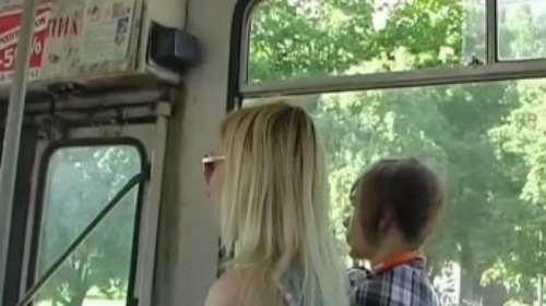 Украинское порно: Скрытая камера под юбками девушек в метро - любительское порно вуаеристов