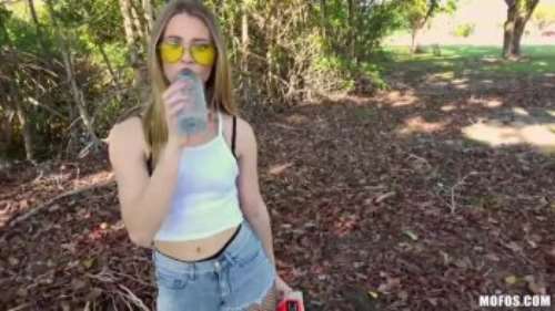 Уличное порно: Худую трахают на улице в парке и кончают в рот