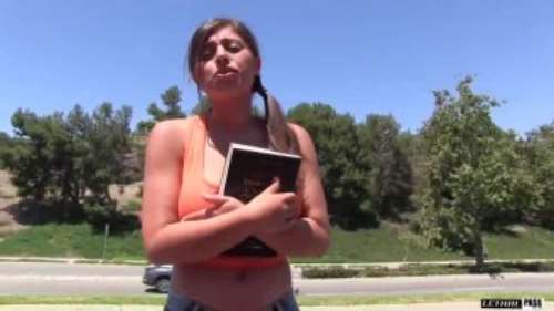 Молодая девушка с большим ртом сосет член и ласкает его между сисек