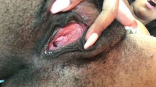 Вагина НЕГРИТЯНКИ крупным планом: волосатая манда с широко раздвинутыми ногами