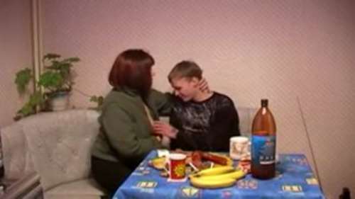 Секс ЗРЕЛОЙ женщины и молодого РУССКОГО парня, которого она соблазнила