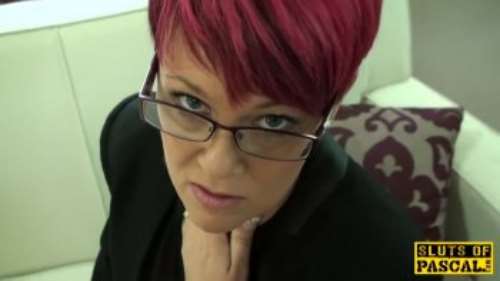 Порно с англичанкой, которую трахают в презервативе