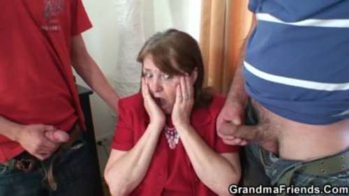 Отец с сыном трахают бабку: смотреть порно втроем со зрелой в очках