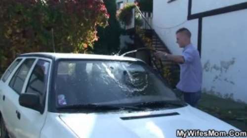 Парень трахает мать жены за кустами около дома