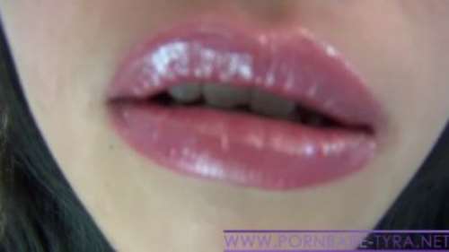 ЖЕНСКИЕ ГУБЫ: девушка облизывает языком губы и говорит пошлости