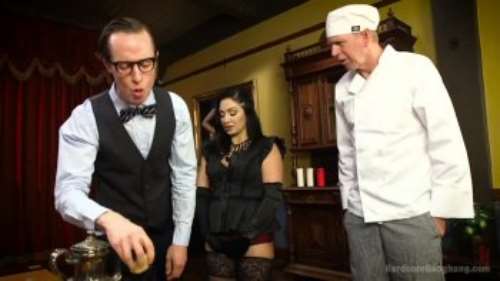 Повар с дворецким трахают служанку в два члена жестко