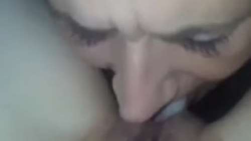 Взрослая иранка лижет вагину крупным планом