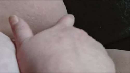 Толстуха крупным планом мастурбирует дырку и доводит себя до оргазма