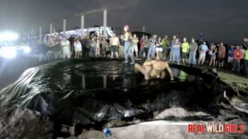 Эротическая тусовка видео под открытым небом