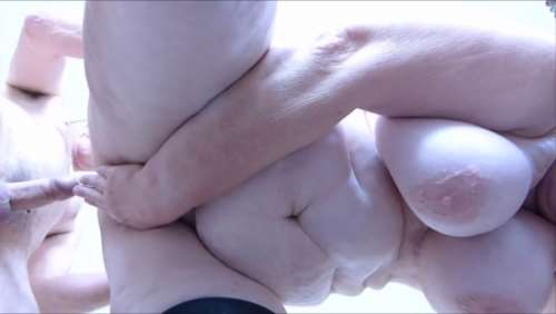 Толстую сисястую бабу трахают раком вид снизу