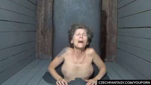 Телок трахают по кругу