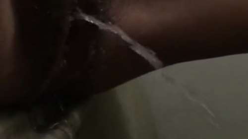 Девушка писает в слоумо