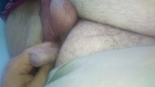 Мужик дрочит очень маленький член