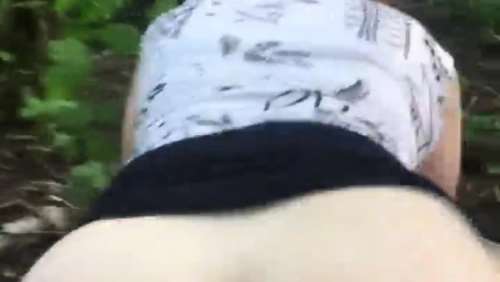 Секс в парке на земле со взрослой женой толстушкой