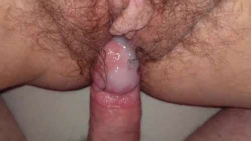 Волосатая мокрая пизда и хуй крупно