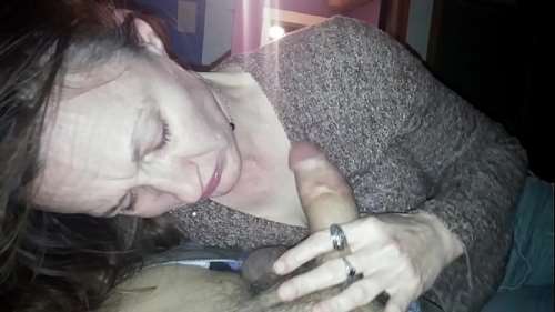 Мама лучшего друга сосет мой член