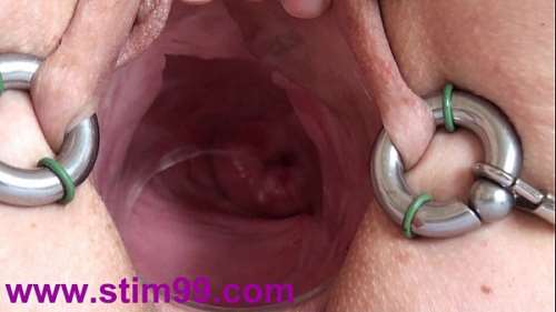 Широко раскрытая пизда - видно матку