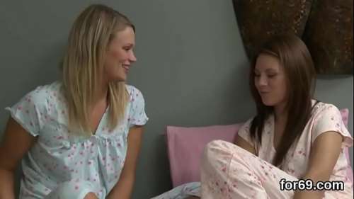 Девушки в пижамах целуются