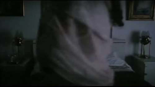 Мать и снын: кудлатая женщина ласкает юношу