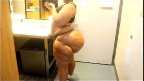 Раком ебут негритянку с очень большой жопой