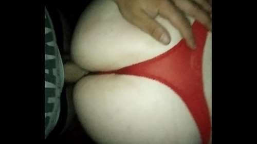 Жену в красных стрингах ебет муж на улице