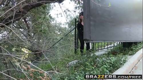 Мужик жестко в задницу трахнул грабительницу