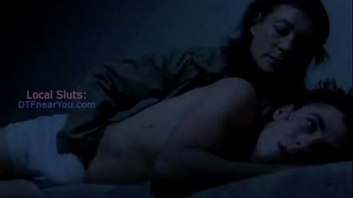 Тетя дрочит член племяннику. Видео