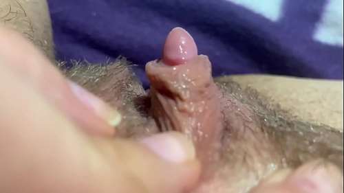 Трет большой клитор крупным планом