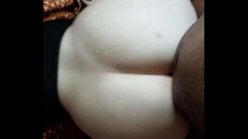 Пузатый мулат трахает свою жену с большой жопой раком. Телефонные съемки