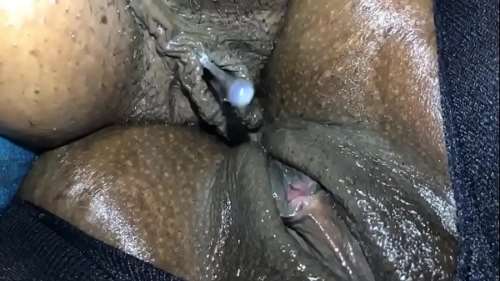 Две негритянки ласкаются клитором крупным планом 