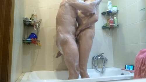 Теща трахается с зятем в ванной