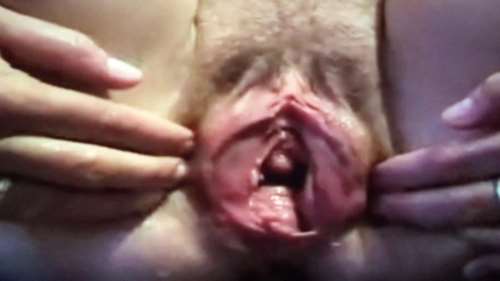 Баба широко раскрывает пизду