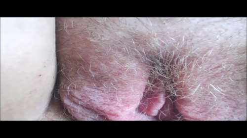 Надя показывает свою волосатую пизду близко