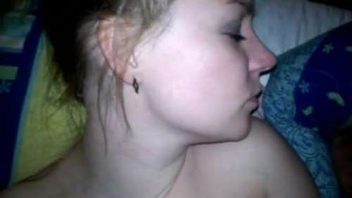 Русскую молодую девку трахает ее парень и снимает на мобильник