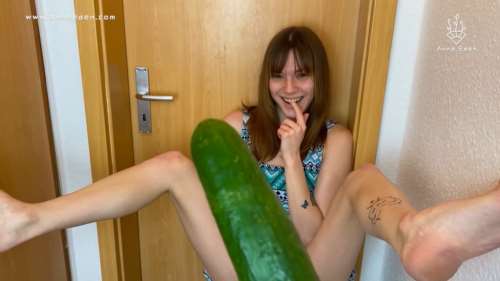 ОГУРЕЦ в ПИЗДУ: большой зеленый огурец в вагину. Домашнее видео с молодой девушкой.