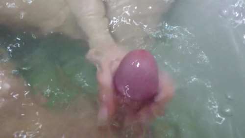 Жена в ванне дрочит большой член мужу