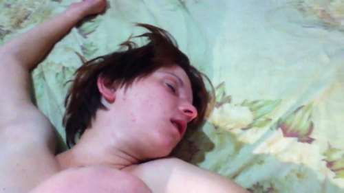 Жену в позе лотоса муж трахает во все щели