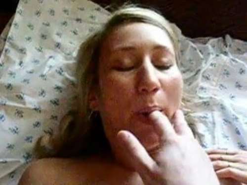 Игривая сучка ласкает при парне киску