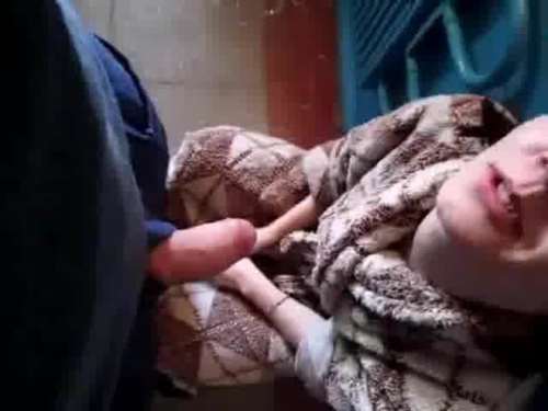 Рыжая соседка сосала хуй парня в подъезде