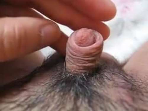 Мужик ласкает свой поразительно маленький член